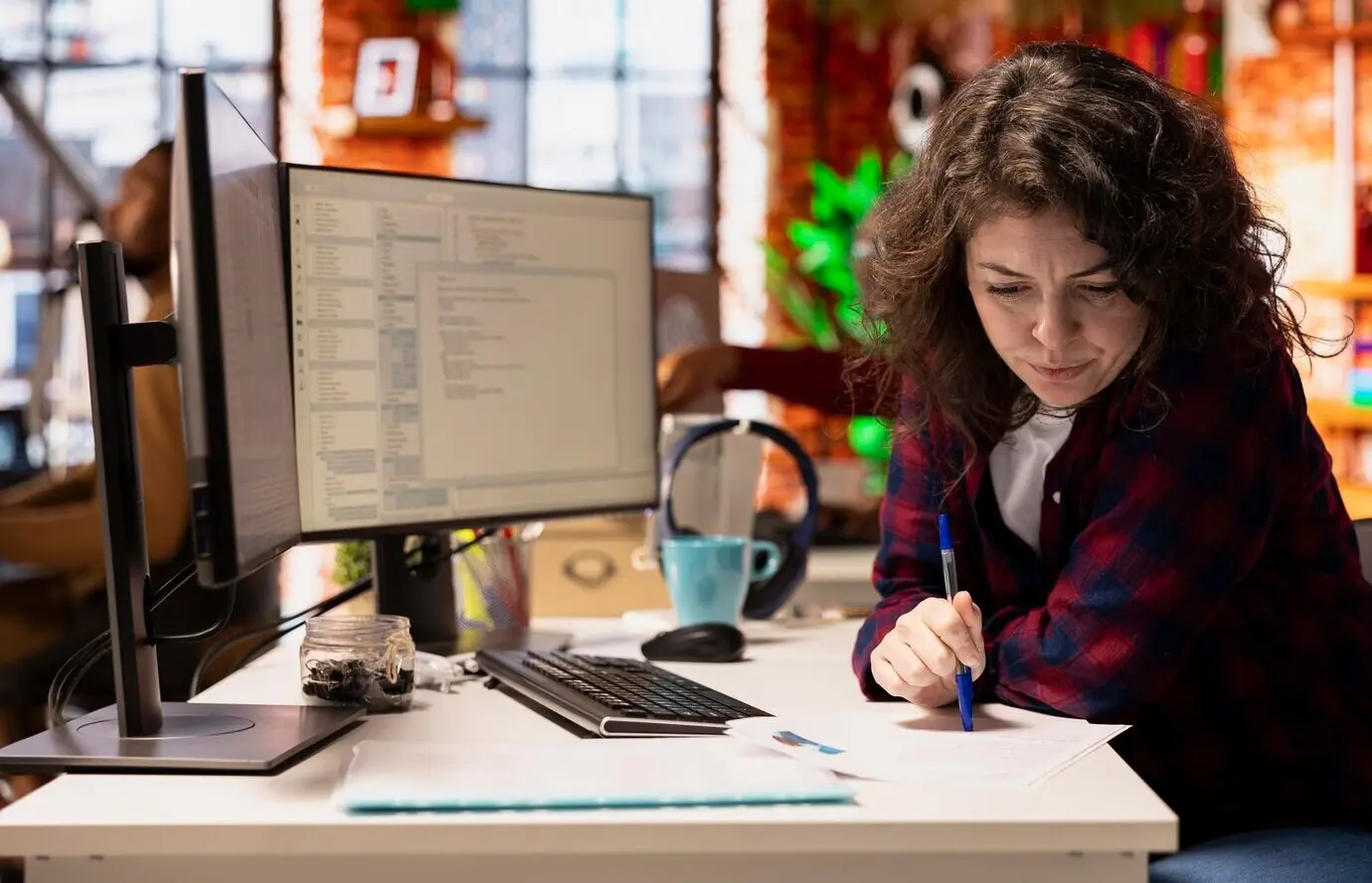 HR-Fachkraft in einem Start-up bereitet Interviewfragen vor, um ausgewählte Bewerber zu überprüfen.