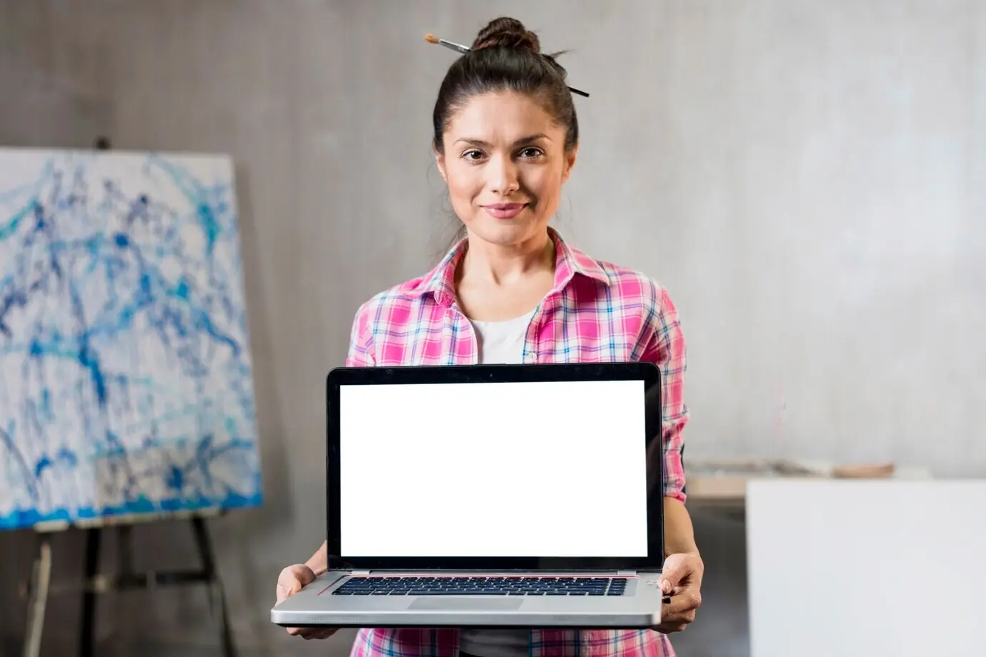 Künstlerin präsentiert einen Laptop