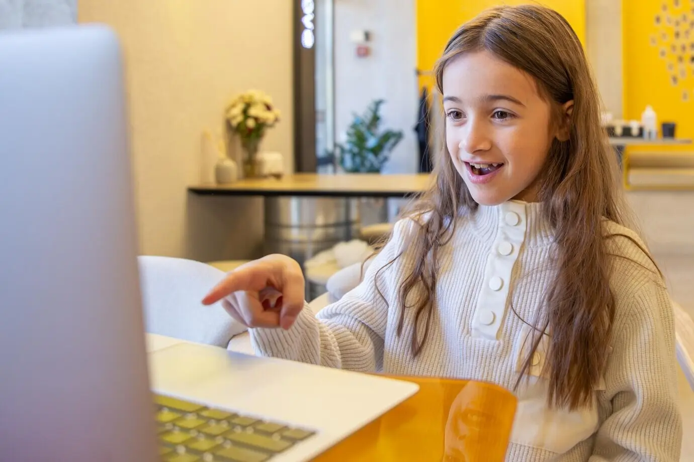 Erstauntes Mädchen mit Laptop – Mädchen und Laptop, Technologiekonzept.